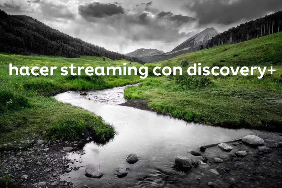 Foto en blanco y negro de montañas, árboles y río con detalles en verde y texto que dice "hacer streaming con discovery+".