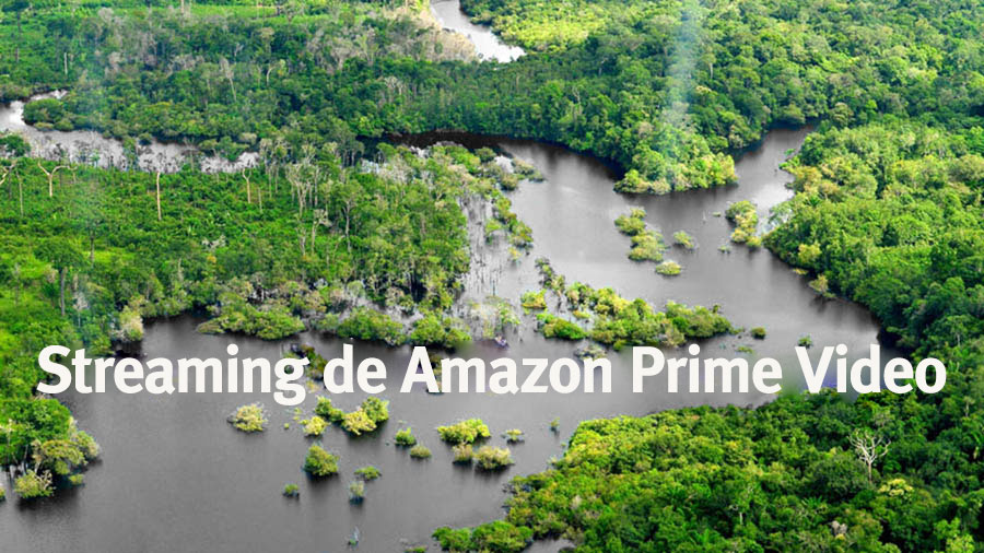 Foto del Río Amazonas con el agua en gris con una leyenda en blanco que dice "Streaming de Amazon Prime Video".